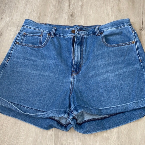 American Eagle Outfitters Pants - American eagle high waisted mom shorts